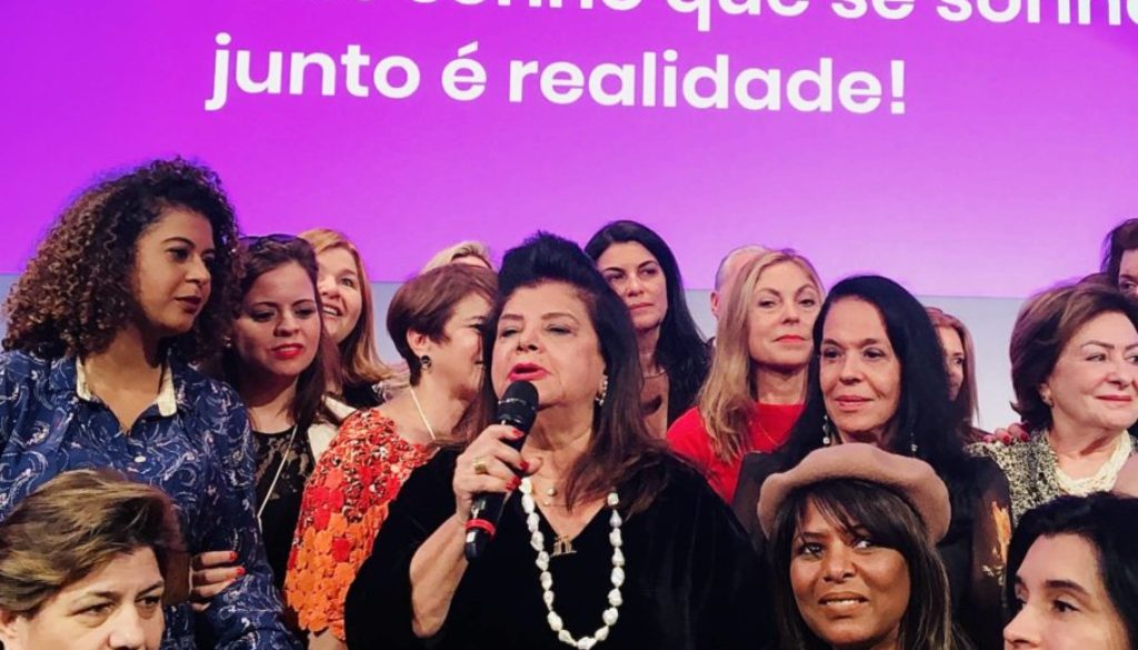 Luiza Trajano,Mitte mit Mikrofon, bei der Starterfeier der Grupo Mulheres do Brasil, Núcleo Düsseldorf, Februar 2020