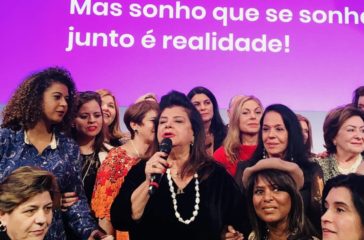 Luiza Trajano,Mitte mit Mikrofon, bei der Starterfeier der Grupo Mulheres do Brasil, Núcleo Düsseldorf, Februar 2020 Luiza Trajano,Mitte mit Mikrofon, bei der Starterfeier der Grupo Mulheres do Brasil, Núcleo Düsseldorf, Februar 2020