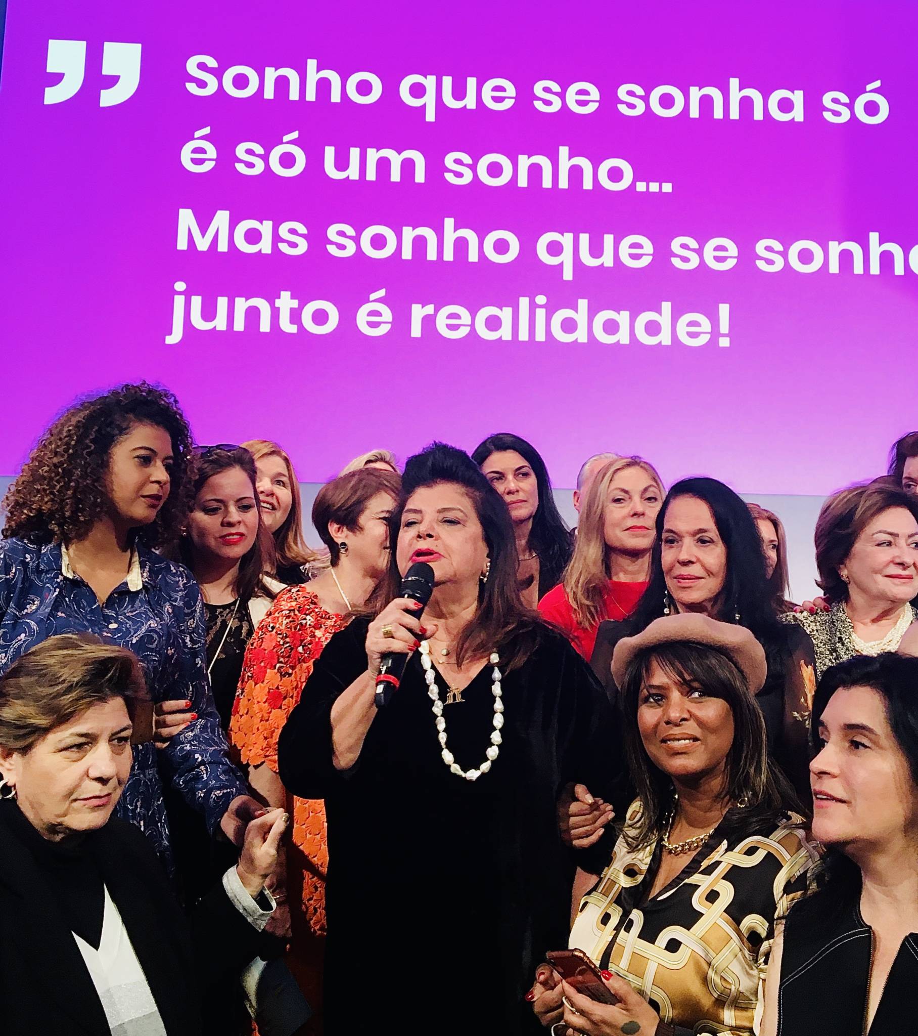 Luiza Trajano,Mitte mit Mikrofon, bei der Starterfeier der Grupo Mulheres do Brasil, Núcleo Düsseldorf, Februar 2020 Luiza Trajano,Mitte mit Mikrofon, bei der Starterfeier der Grupo Mulheres do Brasil, Núcleo Düsseldorf, Februar 2020