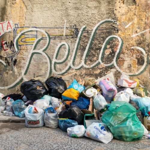 Müllsäcke – kein wirklich schöner Anblick. Foto: Unsplash, Etienne Girardet