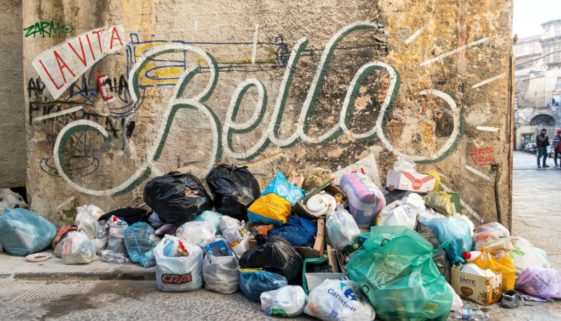 Müllsäcke – kein wirklich schöner Anblick. Foto: Unsplash, Etienne Girardet