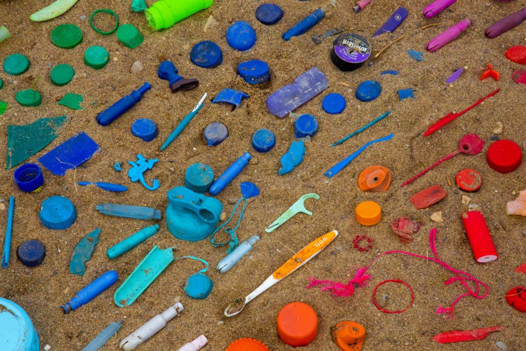 Kunst mit Mülltrennung nach Farben. Foto: Jasmin Sessler | Unsplash