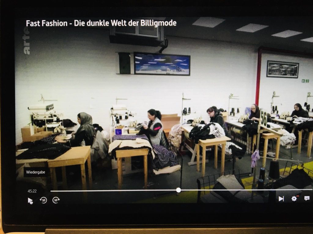 Screenshot aus der Doku "Fast Fashion" auf ARTE, die Einblicke in die Hotshops der Textilindustrie in Leicester, UK, gibt. 