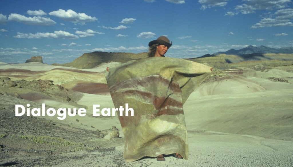 Filmplakat Dialogue Earth über die Künstlerin Ulrike Arnold, die in Wüsten mit Erden malt