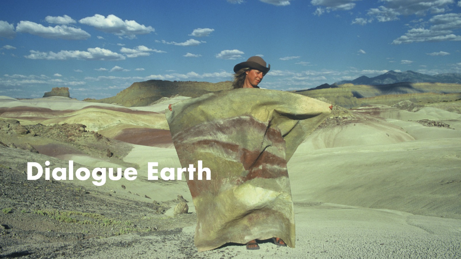 UA_KEY-VISUAL 2021-06-15 at 17.10.40 (5) Filmplakat Dialogue Earth über die Künstlerin Ulrike Arnold, die in Wüsten mit Erden malt