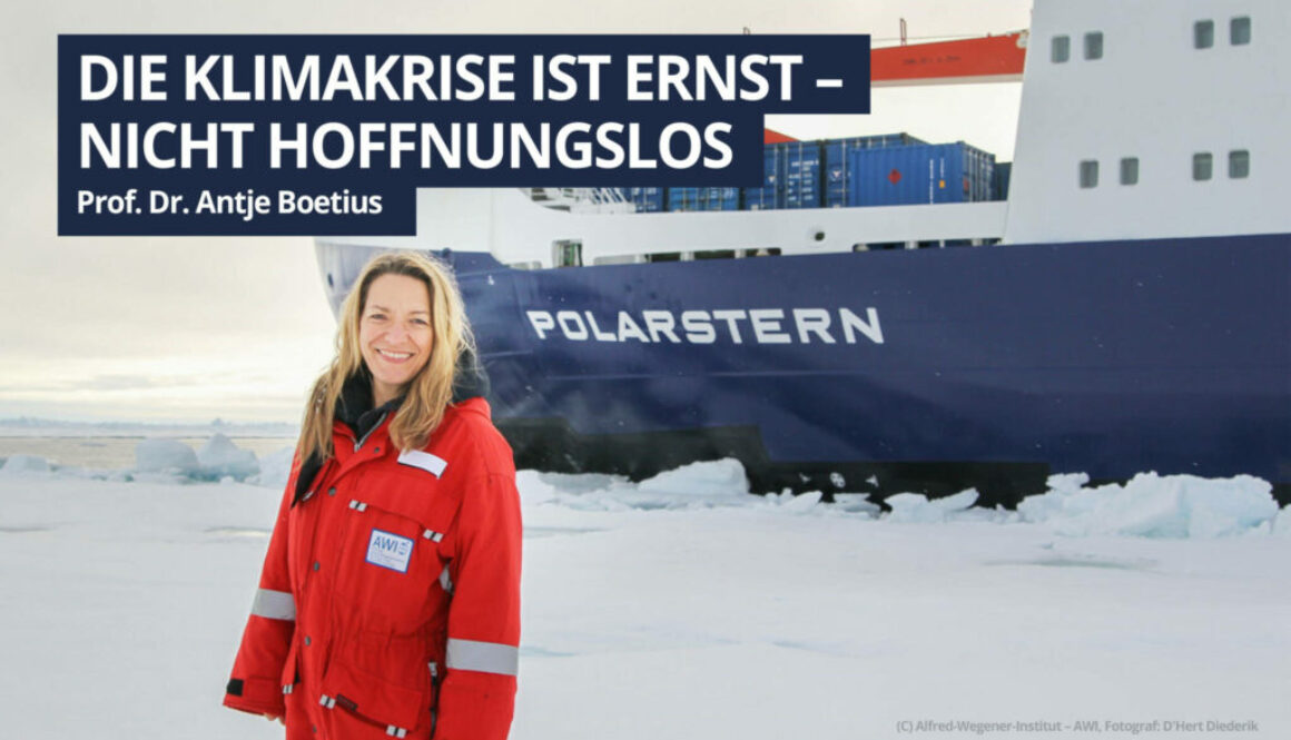 Die Polar- und Meeresforscherin Prof. Dr. Antje Boetius im roten Thermoanzug vor dem Forschungsschiff "Polarstern" bei ihrer arktischen Expedition 2014. Fotograf:D'Hert Diederik, (C) Alfred-Wegener-Institut