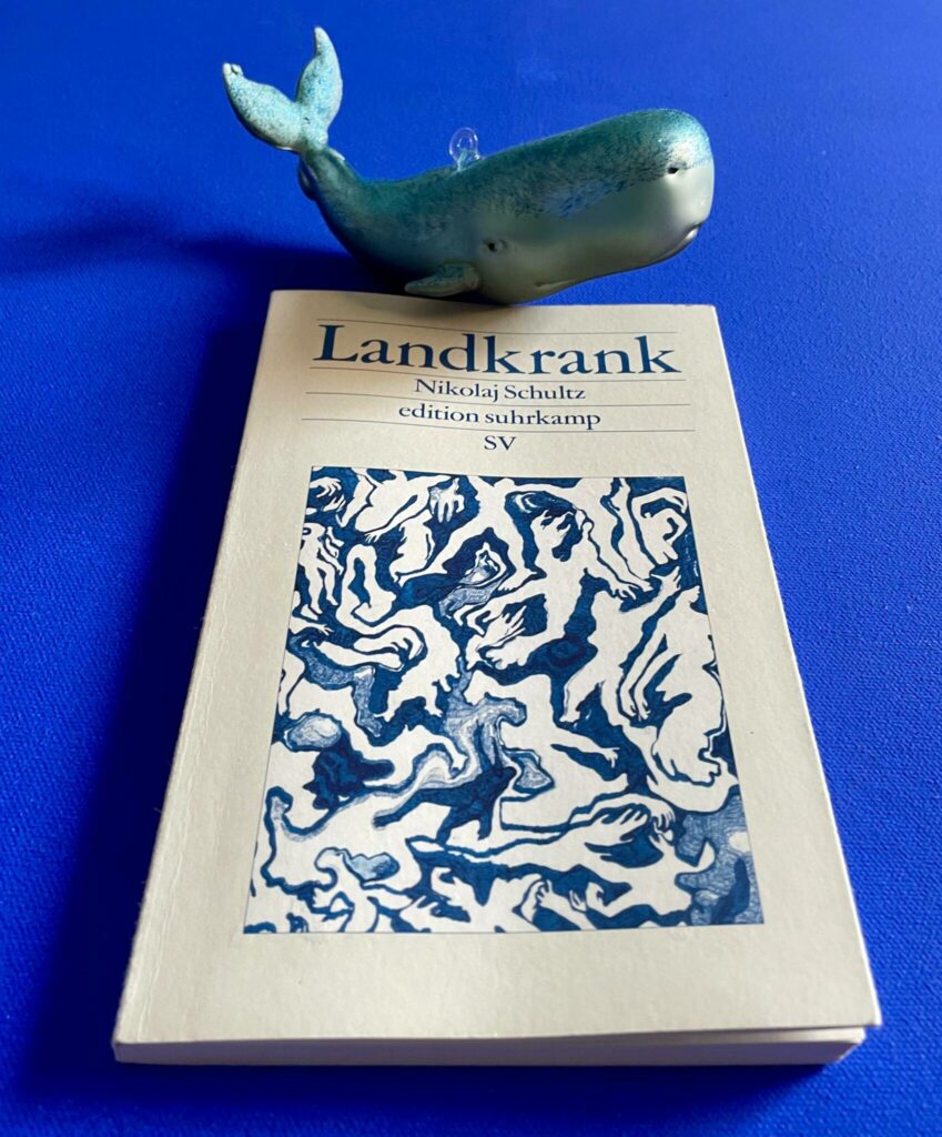 Titelseite des Buches "Landkrank". Darauf drapiert ein Spielzeugwal.  